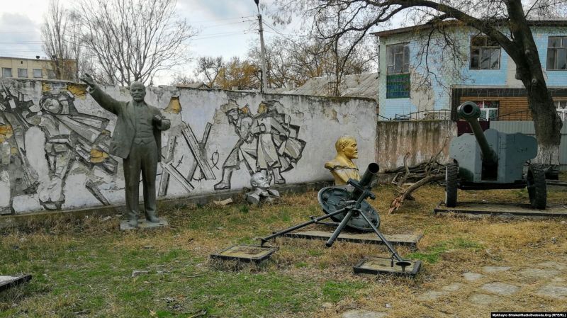 Статуи на Ленин в Болград. Всеки три от пет подобни паметника в Украйна са тук, казва местен бизнесмен