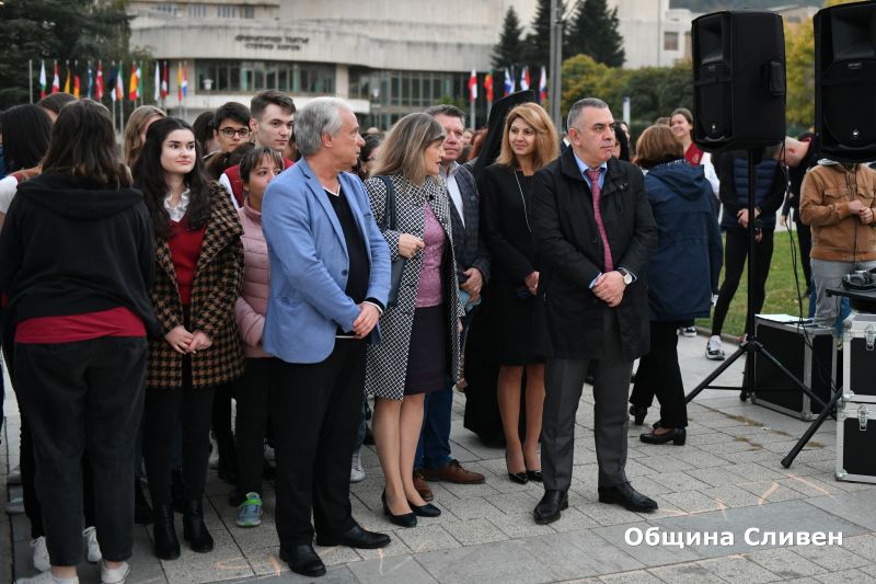 Както преди 100 години: Сливен чества учителя Чинтулов с факелно шествие