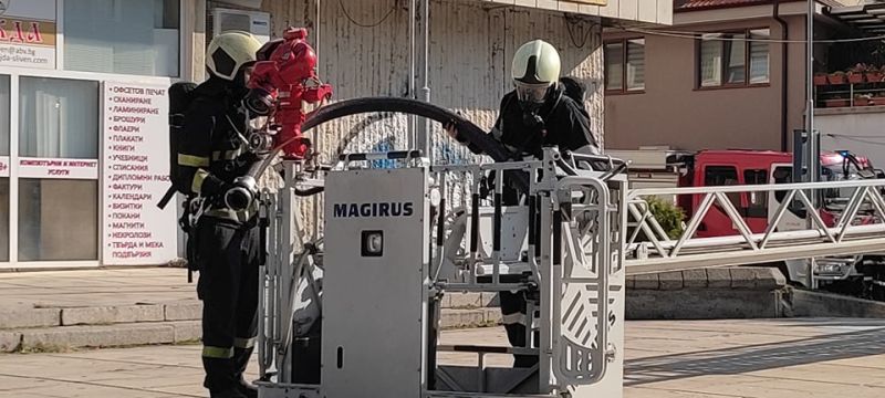 Сливенски пожарникари спасяваха хора и гасиха пожар при демонстрация в сградата на НСТ