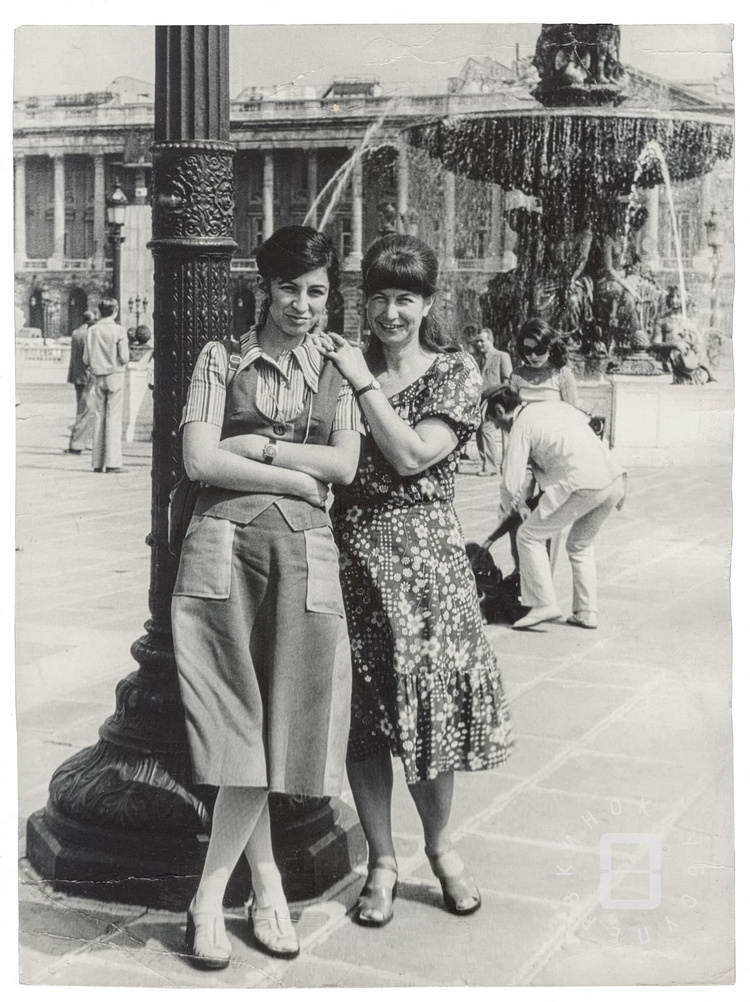 Поетесата с дъщеря си Радина, 1976 г., сн. арх. &bdquo;Киноклуб Супер 8&ldquo;