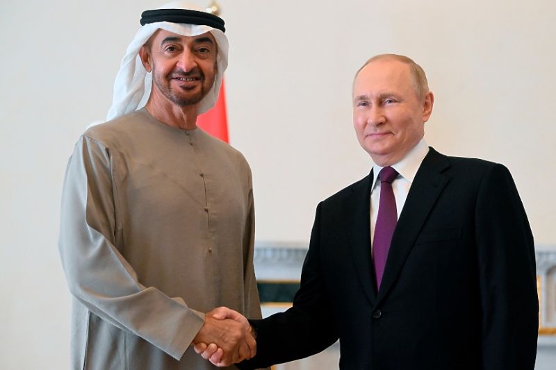 Руският президент Владимир Путин се ръкува с президента на ОАЕ шейх Халед бин Зайед бин Мохамер ал Нахаян в Санкт Петербург на 11 октомври 2022 г. Снимка АП / БТА