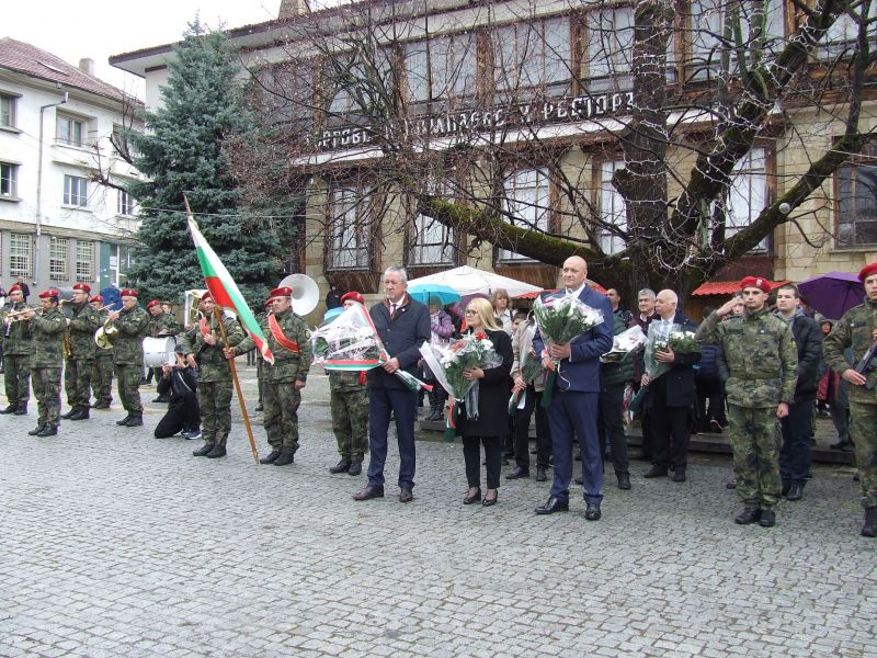 С тържествена церемония с военни почести Котел отбеляза 200-годишнината от рождението на Раковски