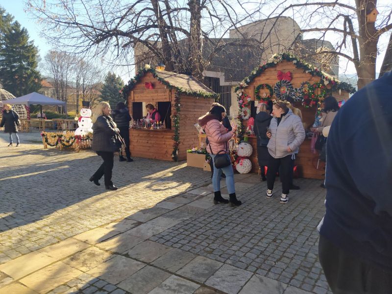 площад „Възраждане“ в Котел се подготвя да посрещне своите гости тази вечер.