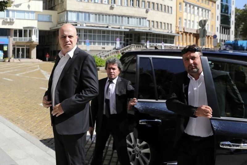 Партията на Слави губи подкрепа, държи се безпардонно