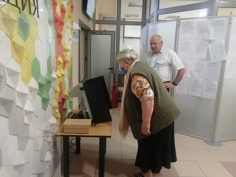 Пробното гласуване с машини продължава в областната администрация