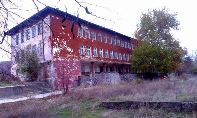 Втора гимназия „Христо Ботев“ вече не посреща ученици