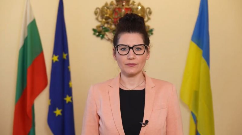Вицепремиерът Калина Константинова:  Украинци, няма да останете на улицата. България е с Украйна! (видео)