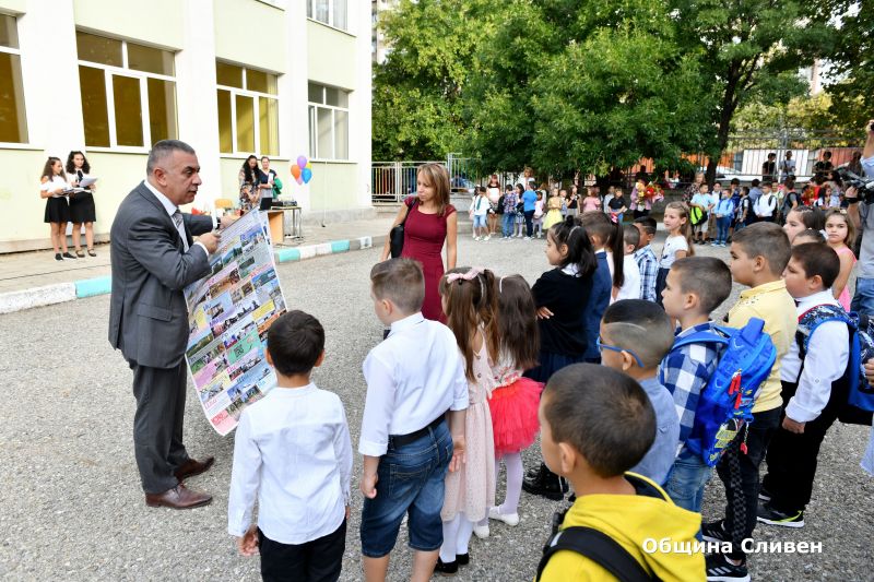 Кметът Стефан Радев откри новата учебна година в ОУ „Панайот Хитов“ в Сливен
