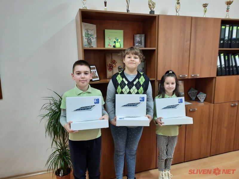 ОДФ Сливен дари таблети на още пет сливенски училища