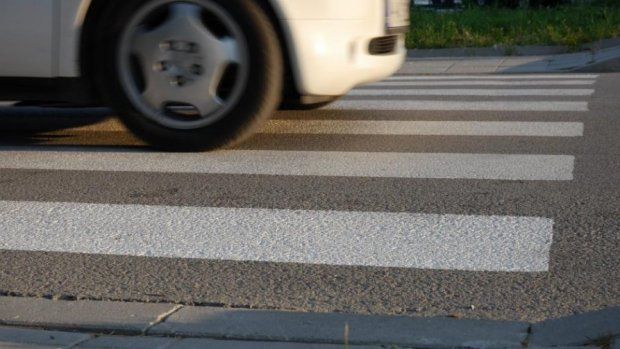 Блъснаха 44-годишен мъж на пешеходна пътека в Сливен