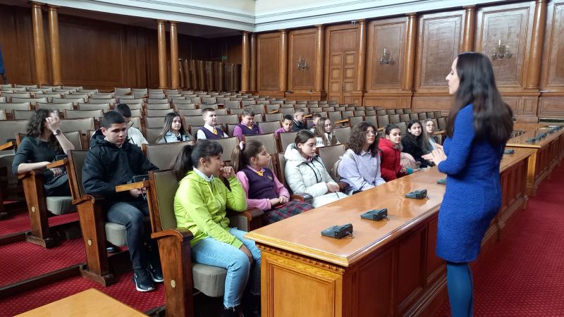 Ученици от СУ “Константин Константинов” в Сливен почетоха 53 години от смъртта на своя патрон