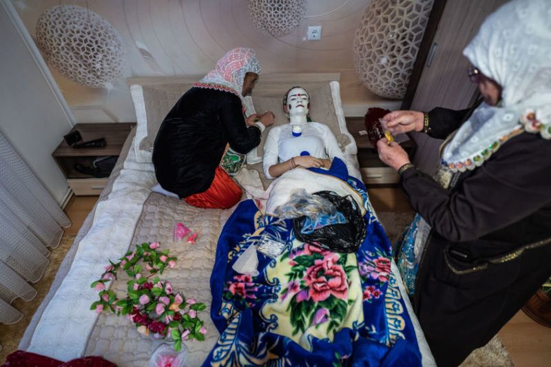 Пищна сватба по стар обичай в родопското село Рибново привлече вниманието на агенция „Франс Прес“