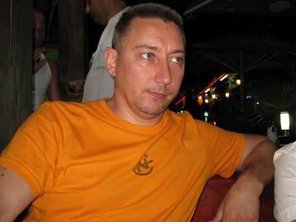 Иван Йончев пламенно защита сестра си Елена при спорове във фейсбук. Сега обаче се изправя пред най-големия проблем в живота си