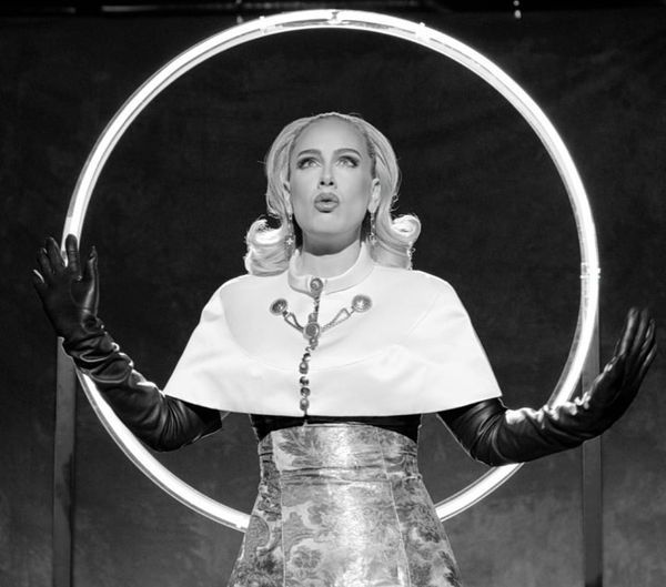 Адел пусна видеоклип на песента си „Oh My God“