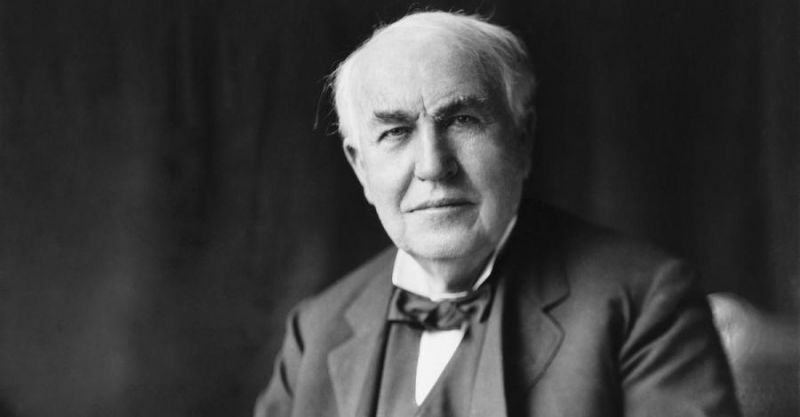 Умира Томас Едисън