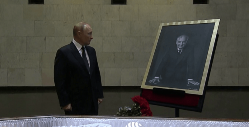 Путин се сбогува с Горбачов моргата на московската .