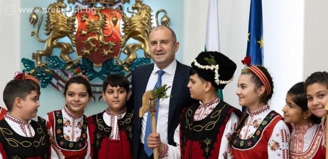 Президентът Радев прие на „Дондуков” 2 деца сурвакари от Сливен по случай Василица