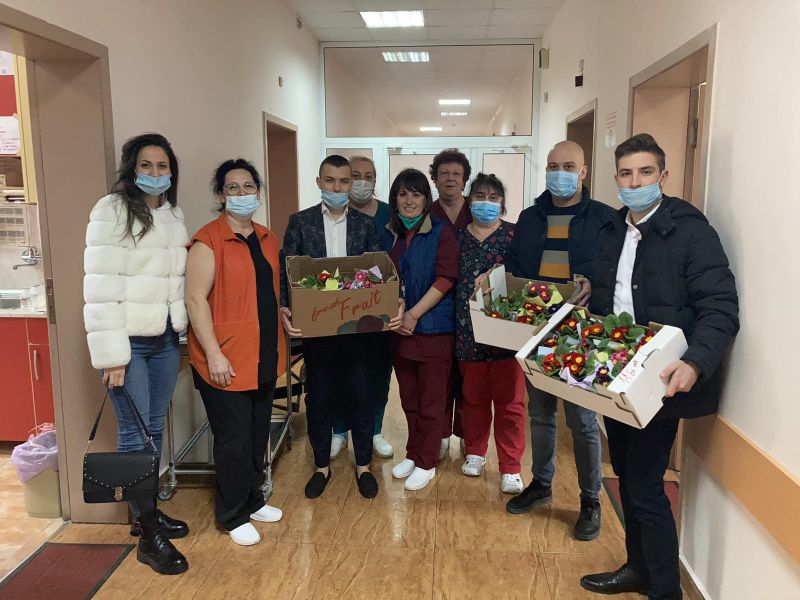 Общински съветници и младежи от ГЕРБ поднесоха цветя на лекари и  медицински персонал за 8 март