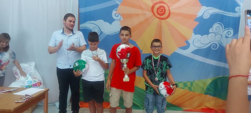 Три медала и две купи за децата от шах клуб ...