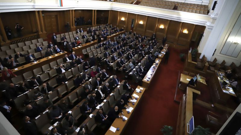 Депутатите спориха за размера на заплатите си