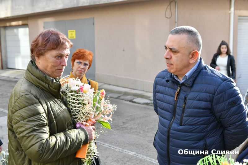 Кметът Стефан Радев и ученици от хуманитарната гимназия в Сливен поднесоха цветя пред паметната плоча на Дамян Дамянов