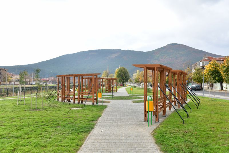 Вандали потрошиха осветителни тела в парк „Асеновец“