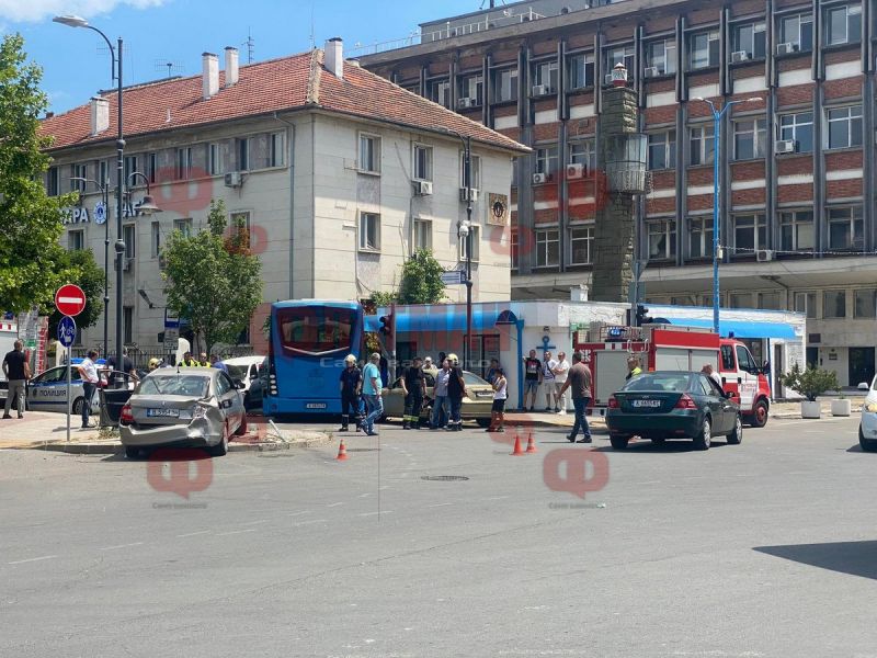 Катастрофа между два леки автомобила и автобус на пътническия транспорт в Бургас