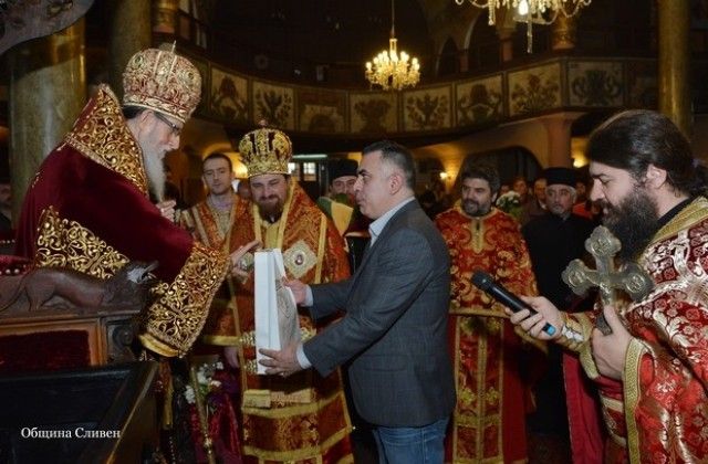 Кметът Стефан Радев поздрави митрополит Иоаникий за рождения му ден