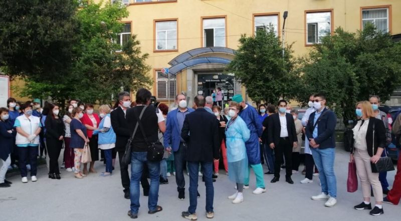 Медиците от Велинград подадоха колективна оставка: не искат да лекуват болни с COVID-19