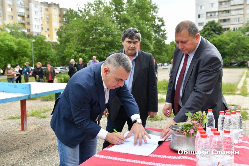 Започна благоустрояването около няколко жилищни блока в квартал „Дружба“