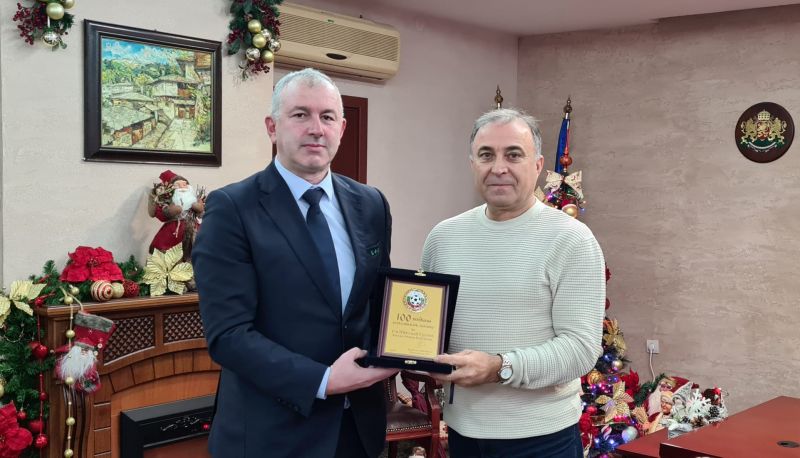 Райчо Райчев връчи почетен плакет на БФС на кмета на Нова Загора Николай Грозев