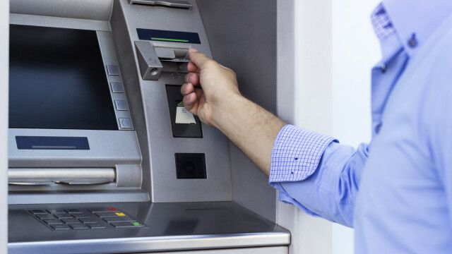 Банките отново вдигат таксите,