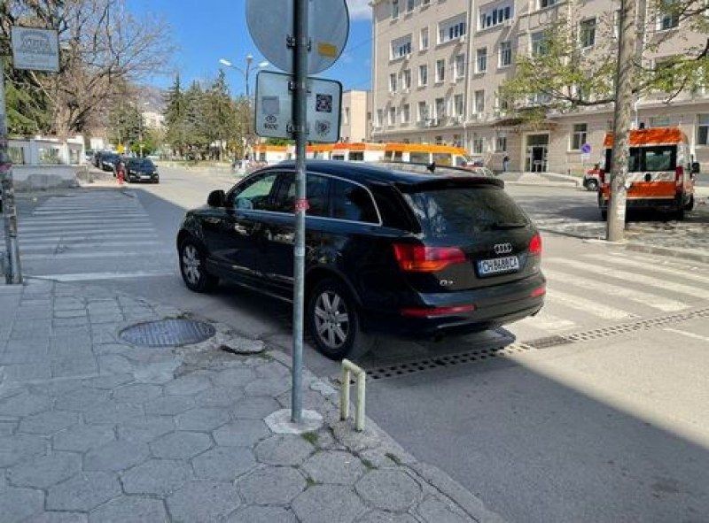 Водач на джип извърши четири нарушения с едно паркиране