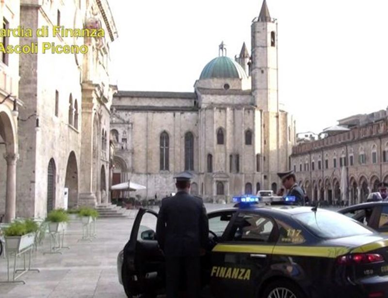 Влюбена българка изгоря с €54 000, пратени на „канадски военен“