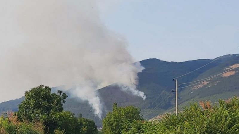 Поискан е вертолет от МО за овладяване на пожара край Твърдица
