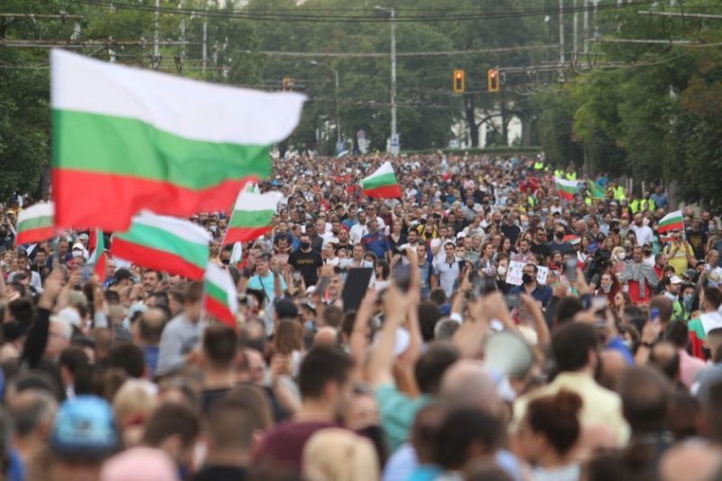 Неграмотен, беден, болен и любител на конспирации - българинът в 7 статистики