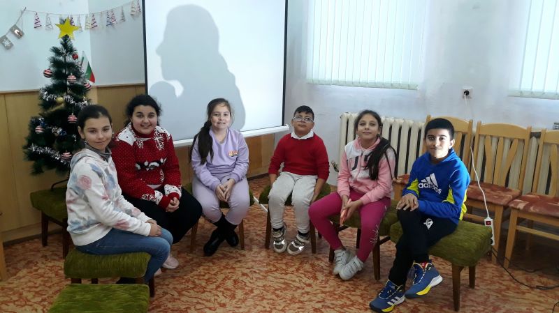 Коледните обичаи в България и по света бяха представени чрез презентации на деца в Котел