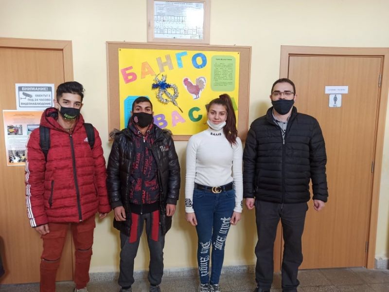 Ученици от Професионалната гимназия по механотехника в Сливен изработиха табло по случай ромския празник Банго Васил