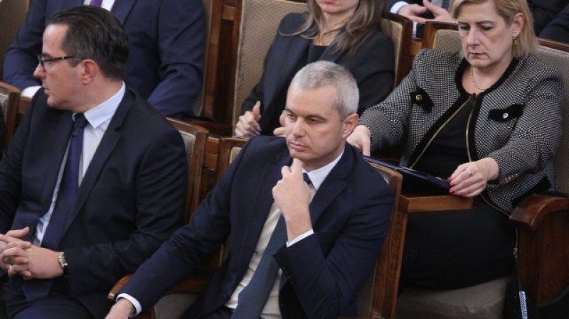 Глобяват „Възраждане“ за неносене на маски в парламента