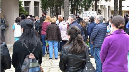 Десетки хора изпратиха лекарката от Сливен, починала от коронавируса