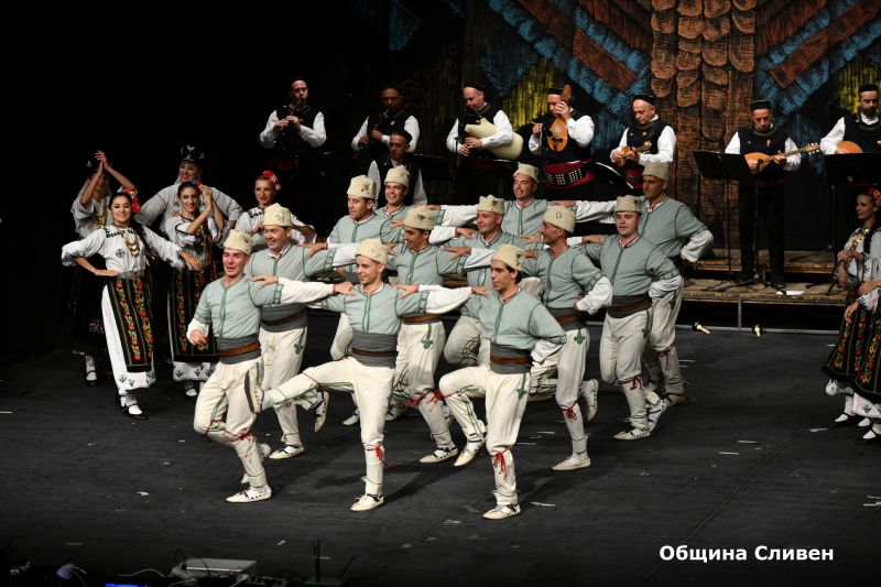 След концерта за Димитровден, Общината отново покани ансамбъл „Пирин“ да гостува в Сливен