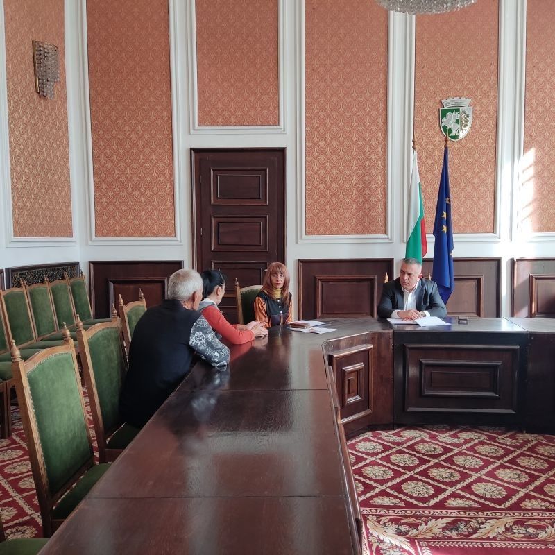 Граждани поставиха в приемния ден на кмета Стефан Радев въпроси от различно естество