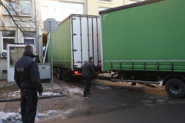 Кошмарна ситуация: Камионът, изпратен за телата на 45-те жертви от автобуса, се заклещи