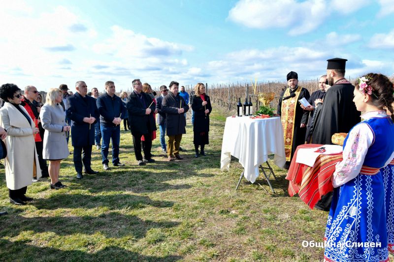Кметът Стефан Радев пожела благодатна година за лозарите и винопроизводителите