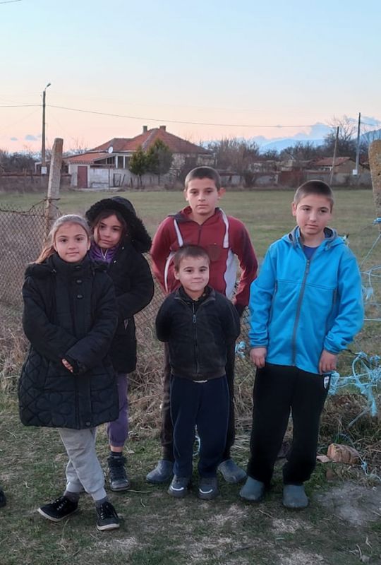 Те са 5 деца от село Блатец и се нуждаят от нашата помощ