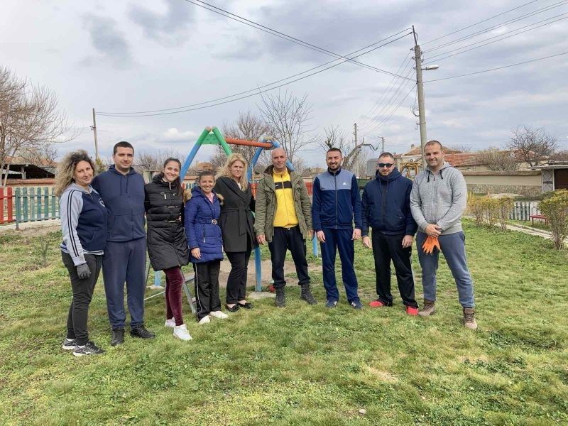 Представители на ГЕРБ-Сливен обновиха детската площадка в село Камен