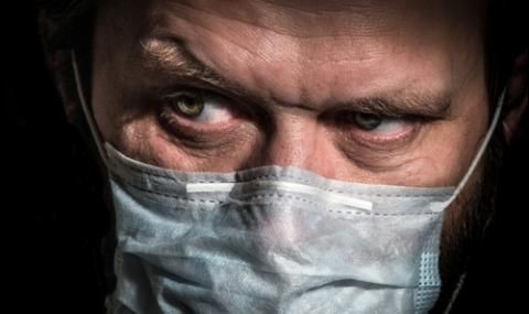 Ямболия преби двама полицаи, помолили го да сложи маска