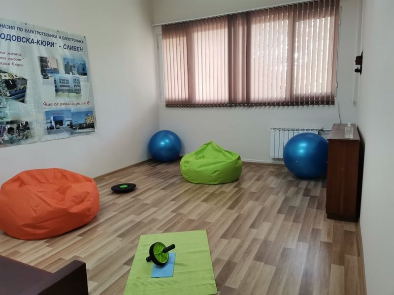 ПГЕЕ „Мария Кюри“ в партньорство с МКБППМН - Сливен откри антистрес стая