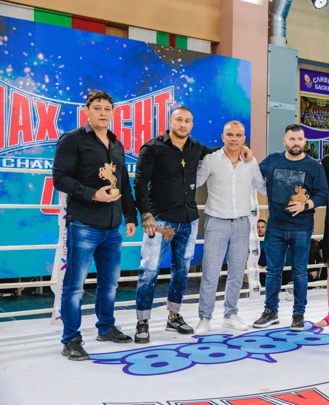 Екипът на MAX FIGHT Promotion с благодарности към Сливен, Пламен Крумов и Мариян Желев 