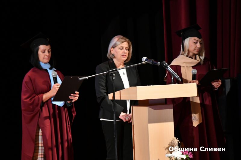 Сливенският филиал към МУ – Варна изпрати шестия си випуск медицински сестри и акушерки